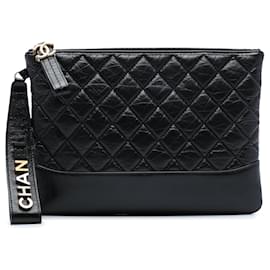 Chanel Medium Gabrielle O Case Clutch aus schwarzem gealtertem Kalbsleder Schwarz