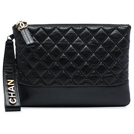 Clutch Chanel Medium Gabrielle O Case in vitello invecchiato nero Nero