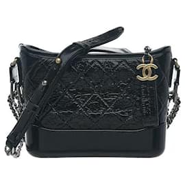 Eine Hobo-Bag, die durch die Harmonie der charakteristischen Gabrielle-Silhouette von Chanel und glänzendem Lackleder eine anspruchsvolle Stimmung vermittelt. Der stabile Boden und der flexible Körper bestechen durch eine hervorragende Form. Schwarz