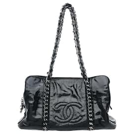 Gefertigt aus Lackleder mit einem subtilen Glanz, setzt dieses Stück einen glamourösen und luxuriösen Akzent. Der charakteristisch anspruchsvolle Kettenriemen von Chanel harmonisiert und vervollständigt eine elegante Silhouette. Schwarz
