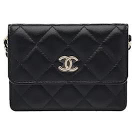 Chanel Aus luxuriösem Ledermaterial gefertigt, vervollständigt dies eine klassische Silhouette und zeigt eine Beständigkeit gegen alltägliche Kratzer. Die kompakte Größe ist praktisch für leichte Ausflüge, und das Schwarz