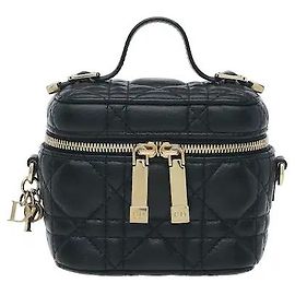 Dior Realizzato in un materiale dalla robusta durata, si caratterizza per la resistenza a macchie e graffi anche con l'uso quotidiano. Vanta una silhouette compatta in micro size, e l'interno Nero