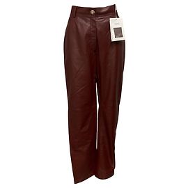 Pantaloni Chanel 2022 in pelle di agnello bordeaux foderati in seta con bottone gioiello logo CC Bordò