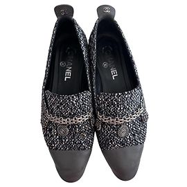 Sapatilhas de Tweed Chanel com detalhe de corrente Preto Branco