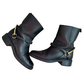 Botas de cano curto Gucci em couro preto com detalhe horsebit dourado Preto