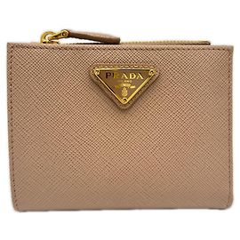 Billetera bi-fold Prada Saffiano Triangle Beige