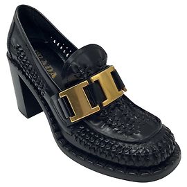 Sapatos Loafer Prada em couro trançado preto com ferragens douradas Preto