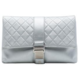 Clutch Grip Chanel em pele de cordeiro acolchoada prateada Prata