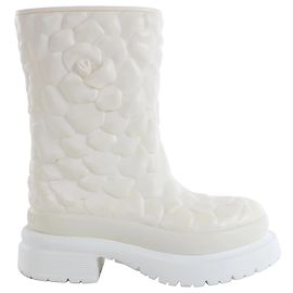 Valentino Garavani Atelier Rose Edition Rubber Rain Boots in White, Size EU 38 White
