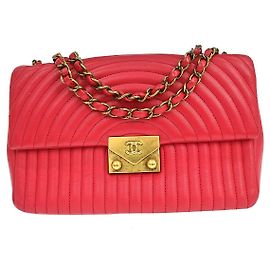 Chanel Surpique Chevron CC Flap Quilted Lambskin Medium Rouge
