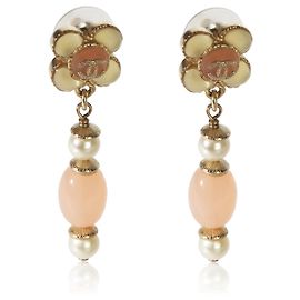 Boucles d'oreilles fleurs en résine et fausses perles plaquées or Chanel 2016 Autre