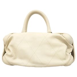 Bolsa Chanel em couro de bezerro marfim Cru