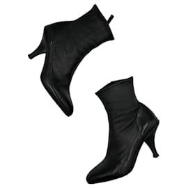 Botas de cano curto em couro preto de bico fino Prada Preto