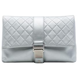 Clutch Grip Chanel em pele de cordeiro acolchoada prateada Prata