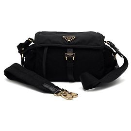 Prada Borsa a tracolla e crossbody Explore Medium in Re-nylon nero Nero
