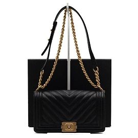 Chanel Borsa a tracolla Boy Medium Flap in caviale nero chevron con catena dorata Nero
