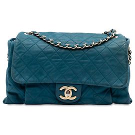 Bolsa de ombro Chanel Chic Quilt Large em couro de bezerro iridescente matelassê azul Azul