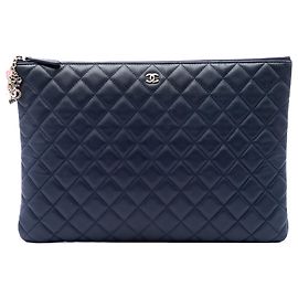 Clutch Chanel Casino Charms O Case Large em pele de cordeiro acolchoada azul Azul