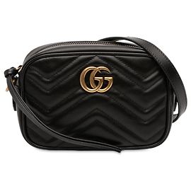 Mini bolsa transversal em couro matelassé GG Marmont preta da Gucci Preto
