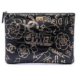 Clutch Chanel 2.55 Reissue em couro de bezerro com relevo de crocodilo preto e graffiti de crocodilo Preto