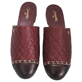 Mules acolchoadas Chanel em couro bordeaux e preto com corrente dourada Preto Bordeaux Gold hardware