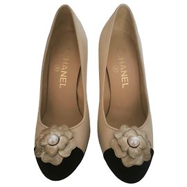 Escarpins Chanel Camélia Beige et Noir Noir Beige