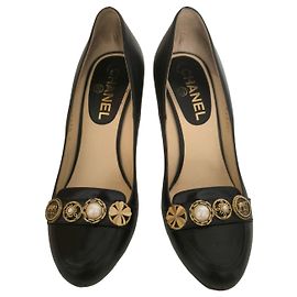Sapatos de salto Chanel em couro preto com adornos dourados e pérolas Preto