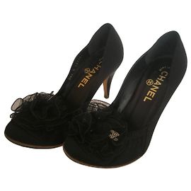 Schwarze Chanel High-Heel-Schuhe mit Rüschendetail Schwarz