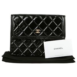 Pochette Chanel Classic Flap en cuir verni noir Noir