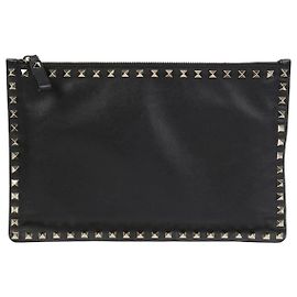 Clutch Rockstud Valentino Garavani Preta de Couro Preto