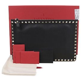 Clutch Rockstud Valentino Garavani em couro preto Preto
