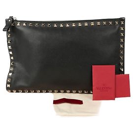 Clutch Rockstud Valentino Garavani Preta de Couro Preto