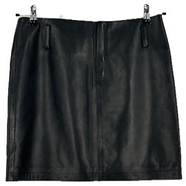 Agnès b. Mini-jupe en cuir noir Noir