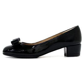 Salvatore Ferragamo Escarpins en cuir verni noir avec logo doré Noir