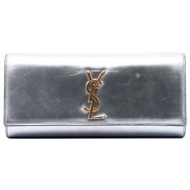 Saint Laurent Clutch aus glattem metallischem Kalbsleder in Silber mit Cassandre-Monogramm Silber