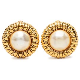Boucles d'oreilles clips Chanel CC plaquées or avec fausses perles blanches Blanc