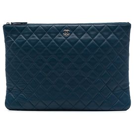 Clutch Chanel Large Quilted Lambskin O Case Azul Azul