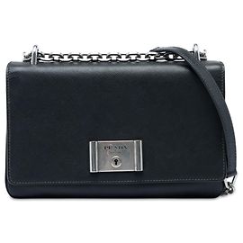 Borsa a tracolla Prada Saffiano Lux Lock con catena nera Nero