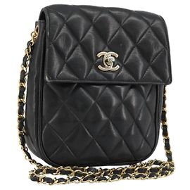 CHANEL Bolsa de Ombro Matelassé com Corrente Pele de Cordeiro Preto Ouro CC Outro