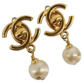 CHANEL Boucles d'oreilles Turn Lock métal Doré CC Autre