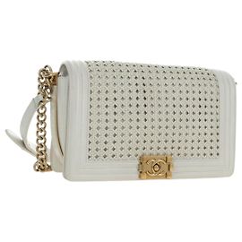 CHANEL Bolsa de Ombro Boy Chanel com Corrente em Couro Branco e Dourado CC Outro