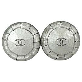 Brincos Chanel Round Coco Mark Prata