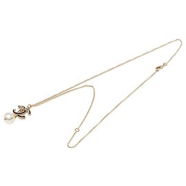 Colar com pingente Chanel Gold Gold Plated CC e pérolas falsas barrocas Dourado
