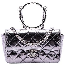 Chanel Mini Bolso Ring Top Handle de piel de becerro metalizada acolchada plata Plata