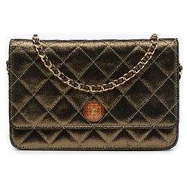 Carteira on chain Chanel em pele de cordeiro iridescente acolchoada dourada com botão tartan Dourado
