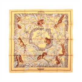 Hermès Carré 90 "CASSE NOISETTE" Lenço de seda em Amarelo Amarelo