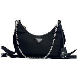 Bolsa de Ombro Prada Re-Edition em Nylon com Logotipo Triangular e Couro Saffiano Preto