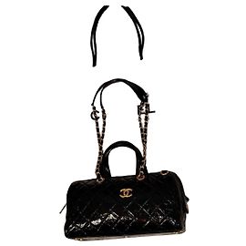 Chanel Bolso Bowling de piel charol negra acolchada Negro