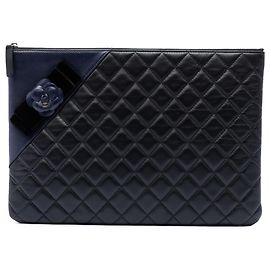Chanel Black Large Quilted Lambskin Camellia O Case Clutch Schwarz