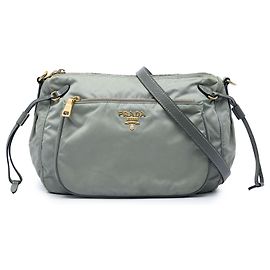 Bolsa Crossbody Prada em Tessuto com acabamento em Saffiano cinza e fecho de correr Marrom